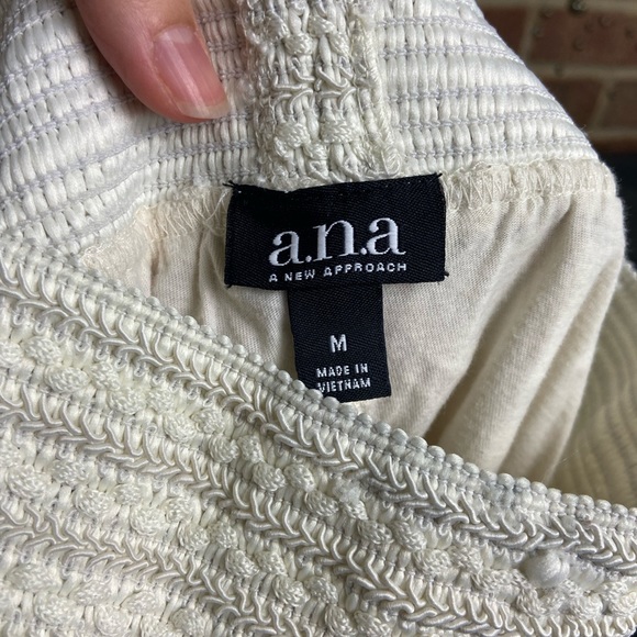 a.n.a Crochet Lace Scalloped White Elastic Shorts, Size M - Picture 4 of 8